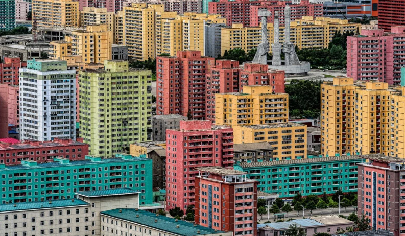 Nhiếp ảnh gia đến từ Anh cho biết thêm, những người hướng dẫn viên thường xuyên yêu cầu xem hình ảnh mà Zaidi chụp và họ sẽ xóa ngay những bức ảnh mà họ không chấp nhận. Ảnh: Quang cảnh Bình Nhưỡng nhìn từ trên cao.