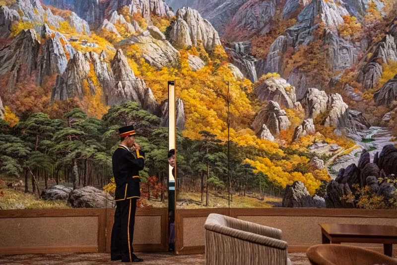 Người khuân vác và một phụ nữ ở sảnh khách sạn Kumgangsan tại núi Kumgang. Khách sạn này là nơi diễn ra các cuộc họp đoàn tụ giữa các gia đình Bắc và Nam Triều Tiên.