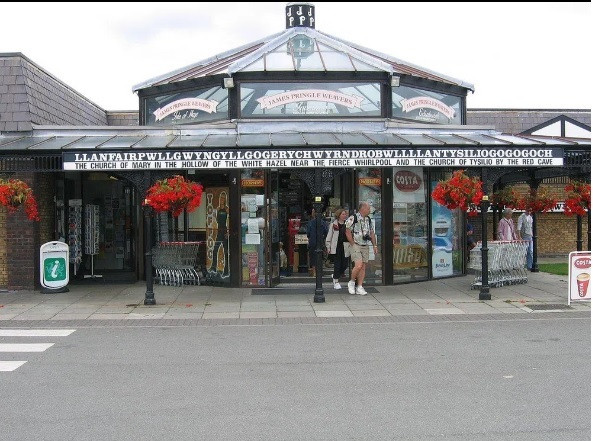 Llanfairpwllgwyngyllgogerychwyrndrobwllllantysiliogogogoch là một trong những thị trấn đầu tiên bạn sẽ đến khi tới Anglesey, vì thị trấn này chỉ cách cầu treo Menai 5 phút. Ảnh: Reuters.