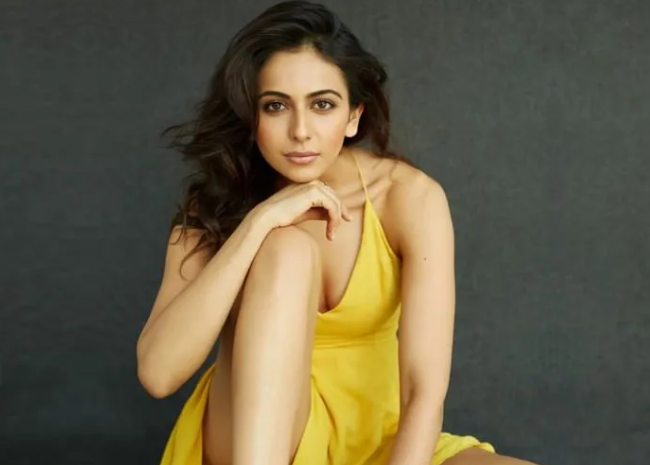 13. Rakul Preet Singh, sinh năm 1990, đã xuất hiện trong một số bộ phim Bollywood và nhận được nhiều giải thưởng cho diễn xuất của mình.