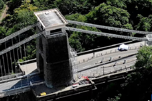 Rúng động vụ phát hiện thi thể người trong vali trên cầu treo Rung dong vu phat hien thi the nguoi trong vali tren cau treo