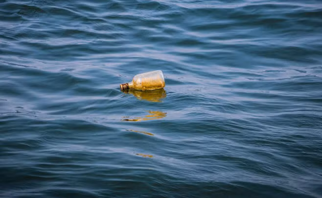 Uong chai nuoc bi an tren bien, 5 ngu dan tu vong