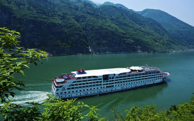 3. Sông Dương Tử: Dương Tử là con sông lớn thứ ba thế giới và lớn nhất ở Trung Quốc. Nó dài khoảng 6.300 km với diện tích lưu vực là 1.800.000 km2.