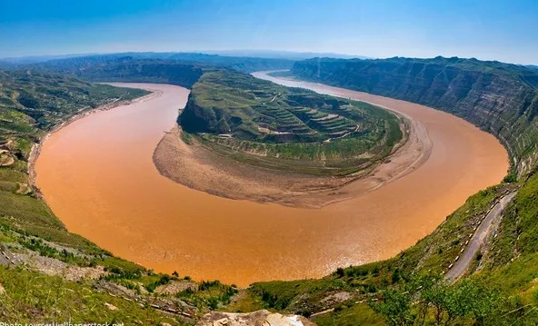 6. Sông Hoàng Hà là con sông dài thứ 6 thế giới và thứ hai ở Trung Quốc. Con sông này có chiều dài khoảng 5.464 km và diện tích lưu vực là 745.000 km2.