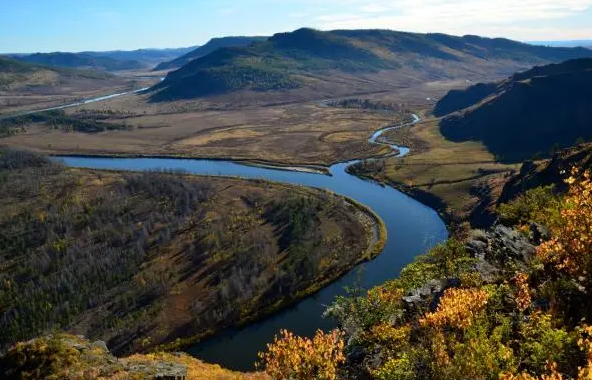 10. Sông Amur dài 4.444 km và có diện tích lưu vực 1.855.000 km2, là con sông lớn thứ 10 trên thế giới. Sông nằm trên biên giới giữa Nga và Trung Quốc, có 200 nhánh. Đây là nơi sinh sống của hơn 120 loài cá.