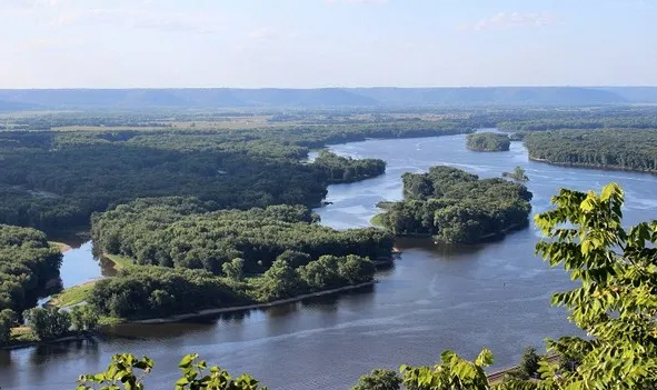 4. Sông Mississippi chảy qua nhiều bang ở nước Mỹ. Con sông này dài 6.275 km và diện tích lưu vực là 2.980.000 km2.