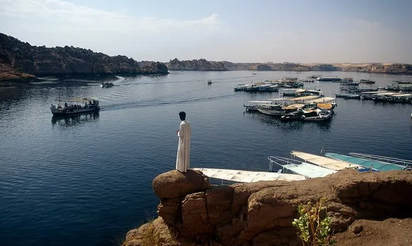 2. Sông Nile là con sông lớn thứ hai thế giới với chiều dài 6.853 km, diện tích lưu vực khoảng 3.254.555 km2. Nó chảy qua sa mạc Sahara và đổ nước vào Biển Địa Trung Hải.