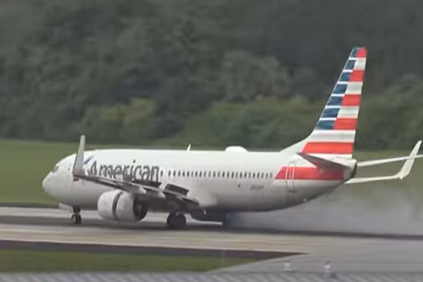 May bay cho khach no lop, boc chay luc cat canh