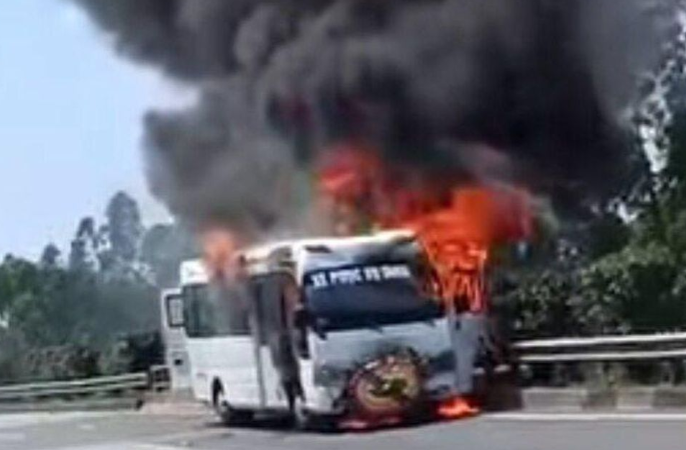 Xe tang boc chay du doi tren cao toc Noi Bai - Lao Cai