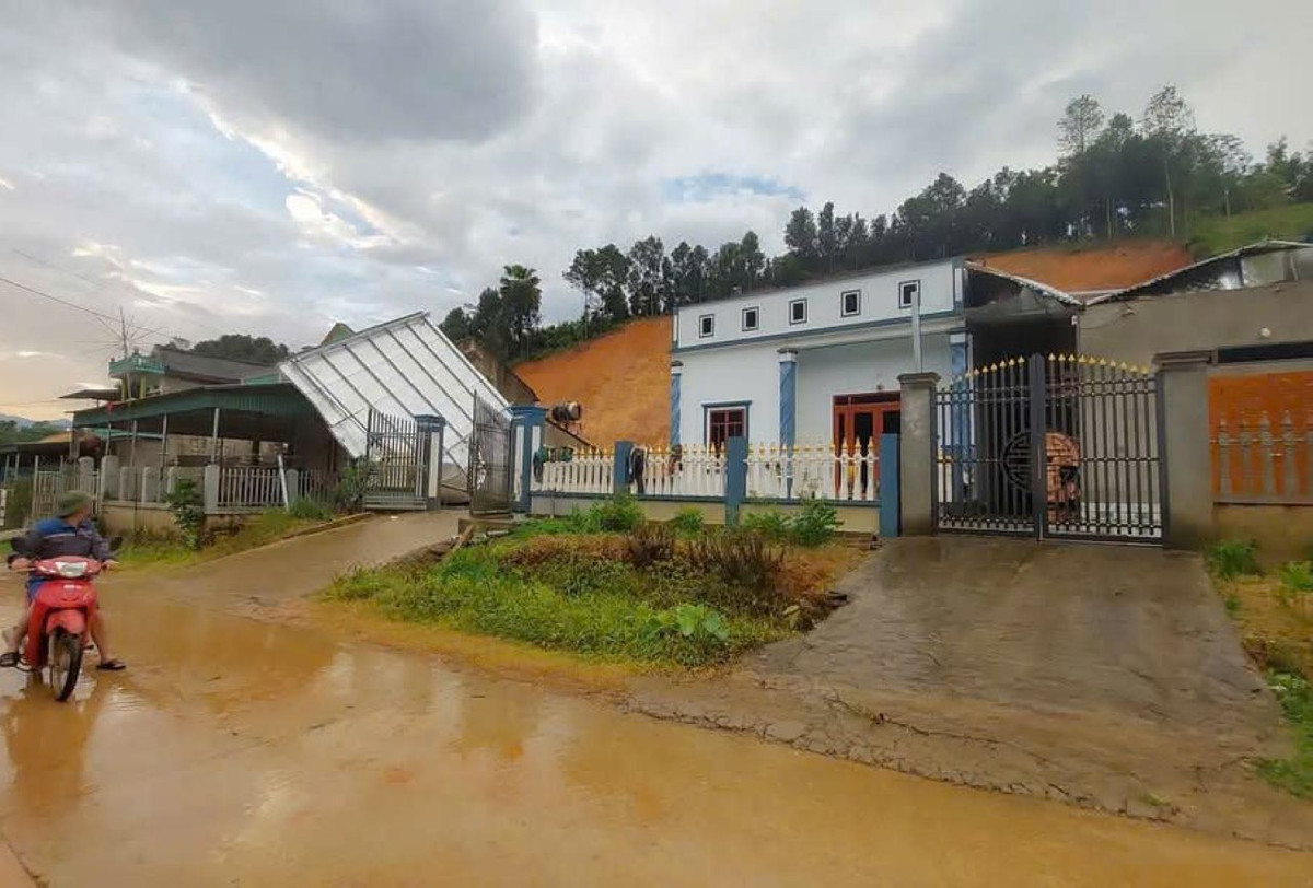 Yen Bai: Mua giong kem loc xoay, hon 50 nha dan bi toc mai