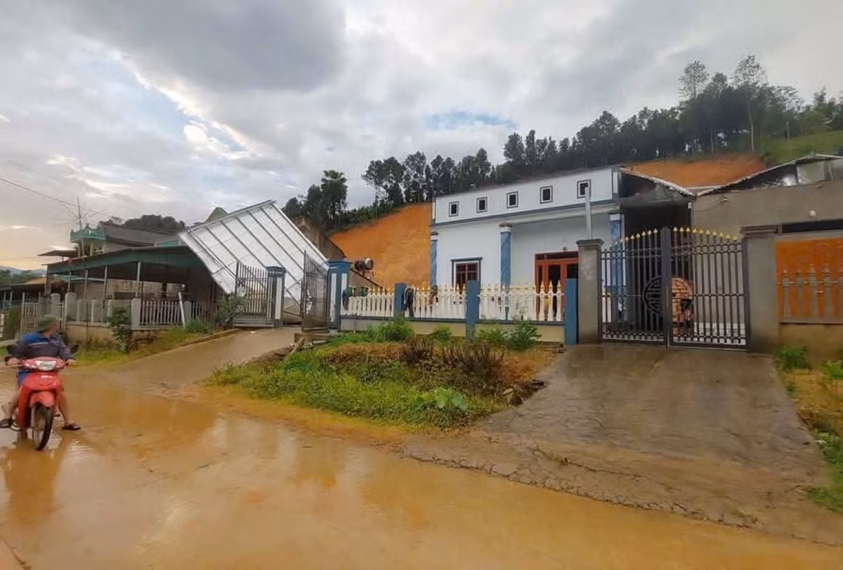 Yen Bai: Mua giong kem loc xoay, hon 50 nha dan bi toc mai