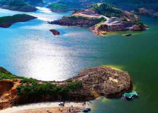 Thời gian dài sau đó, Công an Hà Tĩnh và Bộ đội Biên phòng bất ngờ phát hiện tại khu vực lòng hồ trong rừng quốc gia Vũ Quang xuất hiện đám người lạ, thường xuyên chèo thuyền đánh cá. Thế nhưng, qua xác minh cho thấy rất có thể đây là đường dây mua bán trái phép chất ma túy. Nắm bắt thông tin, các lực lượng chức năng nhận được chi tiết, Sơn có tham gia một đường dây ma túy từ Lào về Việt Nam. (Ảnh minh họa, nguồn internet) 