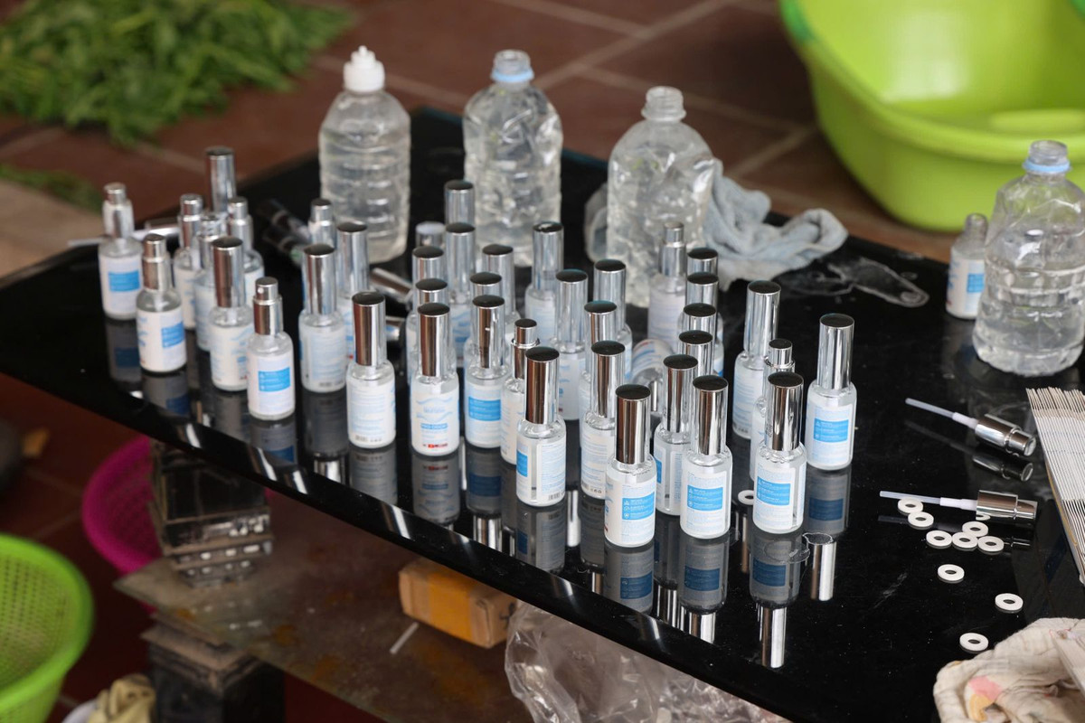 Triệt phá cơ sở sản xuất, buôn bán số lượng lớn mỹ phẩm giả - Hình 2 Triet pha co so san xuat, buon ban so luong lon my pham gia-Hinh-2