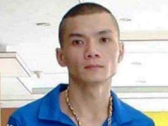 Linh khai: Do biết vợ có mâu thuẫn tiền bạc với anh H nên ấm ức. Linh gọi điện cho Tạ Duy Anh (trú tại Ninh Bình) nhờ giúp đỡ. Thời điểm này Duy Anh đang bị truy nã nên đã cử Nguyễn Khắc Bốn, Vũ Văn Thành và Nguyễn Văn Hưng sang Nam Định để giúp. Linh gọi thêm Nguyễn Văn Minh vốn là đàn em khi còn trong tù. Tối 6/4, cả nhóm cầm theo hung khí đi trên phố thì gặp anh H. Không để lỡ cơ hội, nhóm Linh xuống xe và dùng hung khí đâm, chém, truy sát đến cùng khiến nạn nhân tử vong. (Ảnh đối tượng Linh)