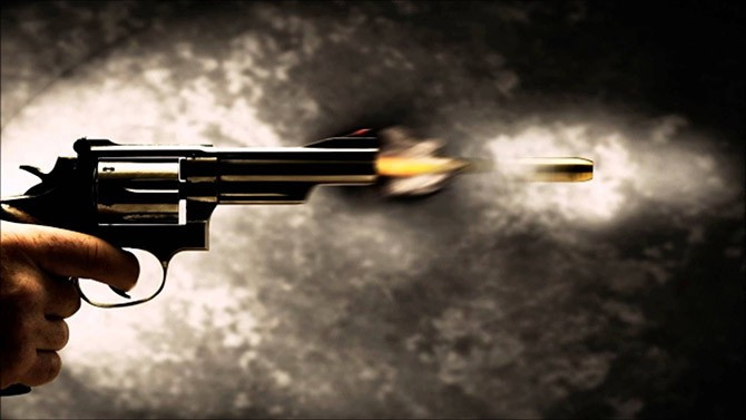 Một chiếc taxi xuất hiện, qua ánh đèn, công an thấy ngoài người lái xe thì các ghế đều trống. Các trinh sát được lệnh bám theo, lúc này, trong xe một người đàn ông đội mũ lưỡi trai từ từ nhổm dậy, xác định đây chính là Linh nên Tổ công tác áp sát. Phát hiện có công an truy đuổi, Linh đã cướp lái, rồ ga phóng như điên. Trong tình thế nguy cấp, Công an Nam Định đã phải bắn nổ lốp xe. Linh bị bắt giữ ngay sau đó. Từ lời khai của Linh, Công an Nam Định lần lượt bắt giữ thêm 4 đối tượng liên quan. (Ảnh minh họa, nguồn internet) 