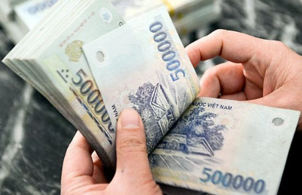 Cách đó một thời gian, chị L có vay tiền của cô anh H. Sau nhiều lần trả, chị L vẫn nợ lại khoảng 90 triệu đồng. Do chưa lấy được tiền, cô anh H có nhờ anh này "nói chuyện" với L. Anh H gọi điện cho L, thời điểm ấy chồng L là Nguyễn Hoàng Linh (SN 1987, trú tại Nam Định) cầm điện thoại để nói chuyện với anh H. Giữa hai người có lời qua, tiếng lại thách thức lẫn nhau. Những chi tiết này cộng với việc Linh rời khỏi Nam Định đột ngột là căn cứ để các điều tra viên hướng "mũi nhọn" vào Linh. (Ảnh minh họa, nguồn internet) 