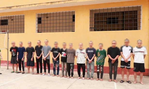 Bat giu nhom thanh thieu nien cam dao, kiem, duoi danh nhau o Lang Son