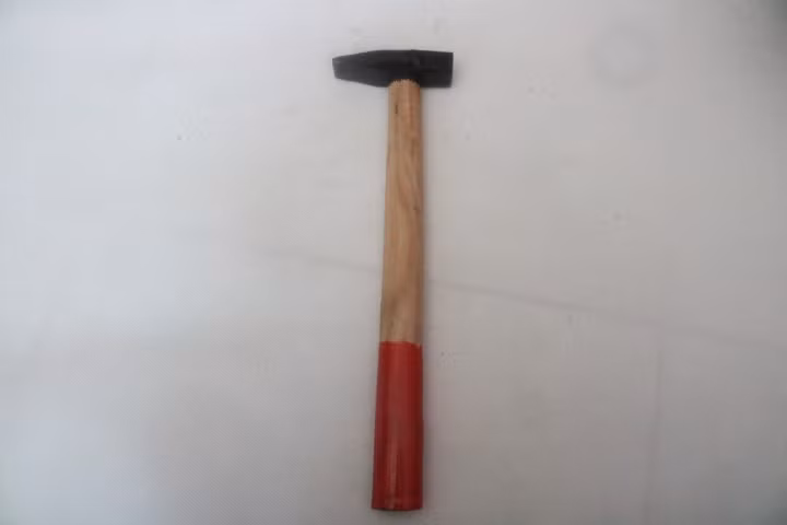 Hưng mang theo một cây búa rồi nhờ một người quen chở đến điểm hẹn. Khi anh Tr. đến, Hưng nhờ chở vào quận 1 mua heroin. Sau đó Hưng rủ anh Tr. sang ấp Đoàn Kết xem đá gà. Về đến xã Vĩnh Thanh, Hưng rủ anh Tr. vào rừng tràm sử dụng ma túy. Nhân cơ hội anh Tr. đang phê, Hưng lấy búa đánh liên tiếp 5 phát vào đầu khiến nạn nhân chết ngay tại chỗ. Hưng lục túi lấy bóp, điện thoại rồi cướp luôn chiếc xe wave chạy về chỗ em trai. (Ảnh minh họa, nguồn internet) 