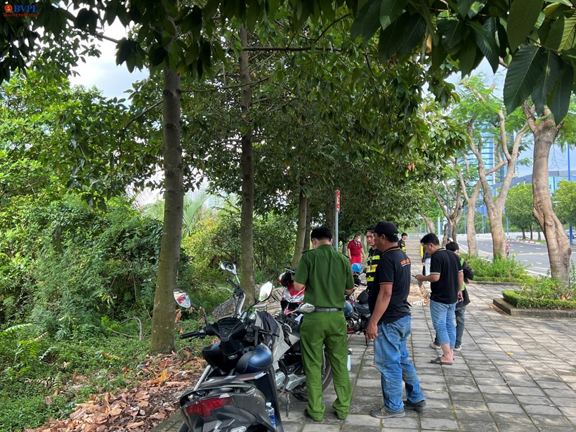 Nhận tin báo, Công an xã Vĩnh Thanh nhanh chóng cử lực lượng đến bảo vệ hiện trường. Nạn nhân là nam giới, khoảng 40 tuổi, trên người không có giấy tờ tùy thân, mặc quần jean xanh, áo thun ngắn tay. Hiện trường nơi phát hiện xác nạn nhân là bụi rậm nằm giữa 2 khu rừng tràm, khu vực này rất vắng người. Người dân cho biết, khu vực này thỉnh thoảng có một số thanh niên vào tụ tập đá gà ăn tiền, ngoài ra đây còn là điểm hút chích của bọn nghiện. (Ảnh minh họa, nguồn internet) 