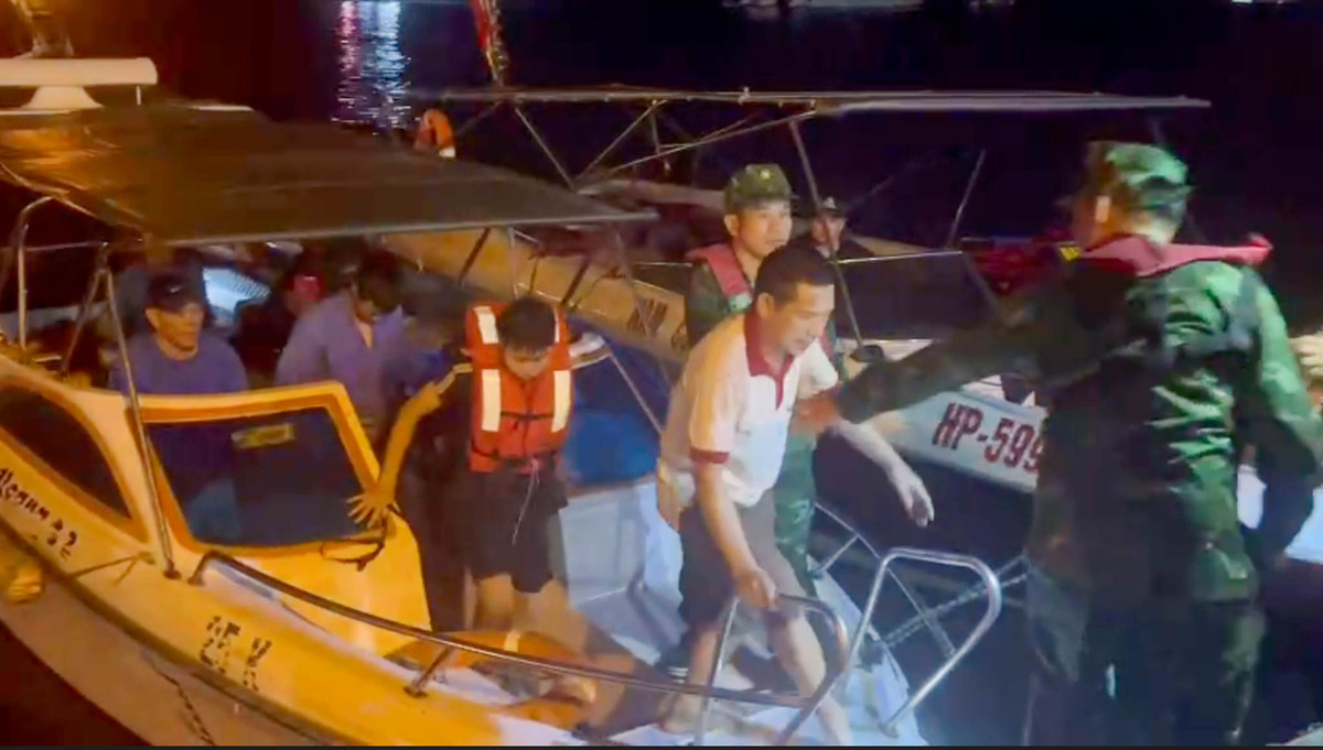 Cuu nan thanh cong 6 thuyen vien bi nan tren vung bien Cat Ba