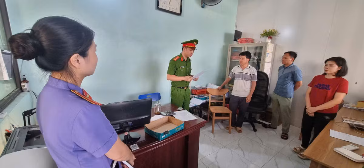 Khoi to giam doc va ke toan cong ty mua ban trai phep hoa don