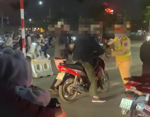 Bat khan cap doi tuong tat vao mat CSGT o Thai Binh