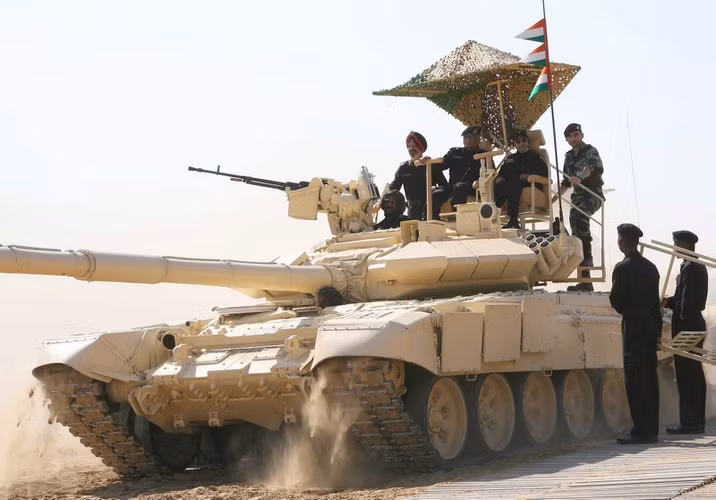 T-90S được trang bị động cơ V92 có công suất 1.000 mã lực, cho phép xe tăng đạt tốc độ tối đa lên tới 60 km/h, tầm hoạt động lên đến 550 km.