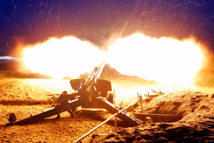 Cụ thể, chúng ta đang nói về một đợt vận chuyển quy mô lớn những khẩu trọng pháo 2A65 Msta-B cỡ 152 mm, có khả năng thực hiện cuộc tấn công ở khoảng cách lên tới 30 km.