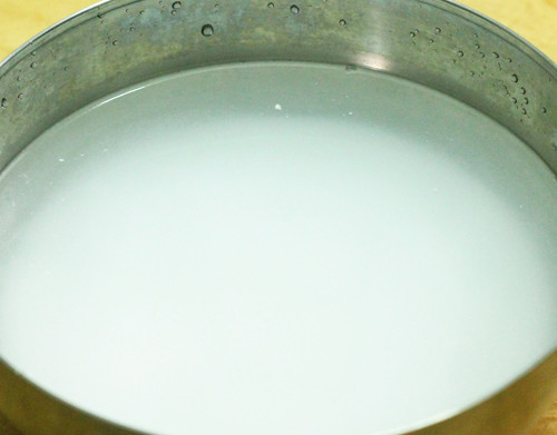 Cho rau lang vào ngâm cùng nước vo gạo khoảng 30 phút rồi vớt ra thả vào bát nước nóng có hòa một chút nước vôi trong. Việc này khiến rau lang không bị nhũn khi xào. Để làm nước vôi trong, bạn lấy vôi ăn trầu hòa với nước trong tỷ lệ 1 lít nước 10g vôi rồi khuấy đều và để khoảng 60 - 80 phút là được. Bạn có thể ngâm sẵn nước vôi trong để dùng dần cho các món khác cho tiết kiệm thời gian. 