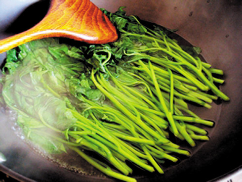 Trước khi bắc xuống, cho thêm vài giọt dầu ăn hoặc mỡ vào đảo đều để rau xào có màu bóng trông sẽ hấp dẫn hơn. 