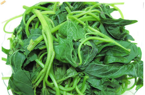 Lật qua lật lại rau lang trong nước vôi vài lượt rồi thả vào chậu nước lạnh hòa cùng một chút muối. Rau khi vớt lên đã mềm nhưng vẫn nguyên và không bị nhũn, tãi rau ra, để cho nguội.