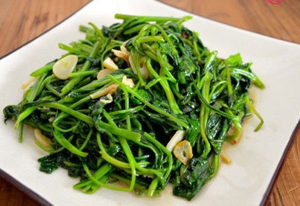 Mưa xuân lất phất trong thời tiết này càng khiến cho rau lang non xanh mơn mởn. Bạn nên tranh thủ nắm bắt cơ hội này để làm món rau lang xào tỏi ngòn ngọt, chan chát ăn cùng với cơm rất hấp dẫn.