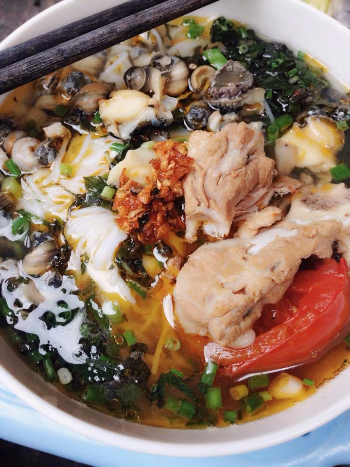 Bát bún ốc ở đây còn được ăn cùng với thịt diềm thăn lợn có nạc có gân. Quán bán từ 12h trưa đến chiều tối.