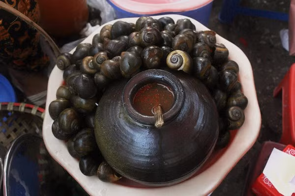 Quán mở bán từ 6h đến 15h tất các ngày trong tháng trừ rằm và mùng một âm lịch. Giá mỗi bát bún ốc ở đây từ 20.000 – 30.000 đồng tùy thuộc vào bạn ăn ốc to hay ốc nhỏ.