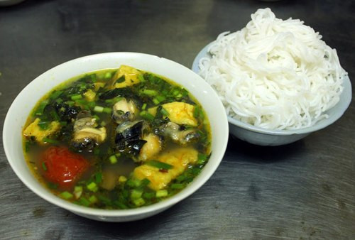 Mỗi bát bún ốc ở đây có giá từ 25.000 đồng. 