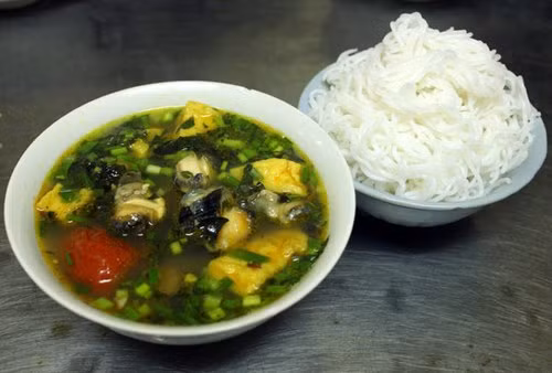 Mỗi bát bún ốc ở đây có giá từ 25.000 đồng. 