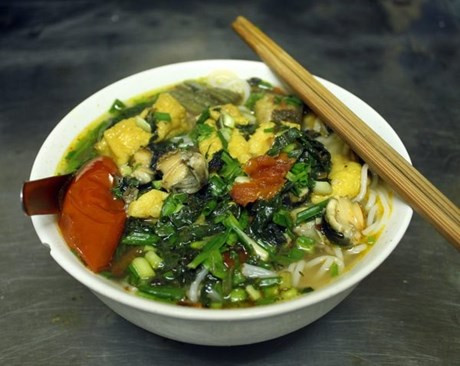 Bún ốc chợ Đồng Xuân: Bí quyết bún ốc chợ Đồng Xuân là nguyên liệu được lựa chọn kỹ, ốc là ốc nhồi to, chuối xanh ninh nhừ, đậu rán vàng, rau sống tươi ngon.