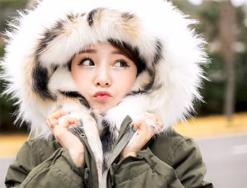 Mặc ấm: Giữ ấm cơ thể, đặc biệt trong tiết trời lạnh sẽ thúc đẩy lưu thông máu và thư giãn cơ bắp, đặc biệt là sự co thắt và tắc nghẽn trong các khu vực vùng chậu, từ đó làm giảm đau bụng kinh. 