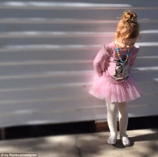 Căn bệnh bạch cầu khiến bé mệt mỏi, lờ đờ và thường xuyên buồn ngủ. 