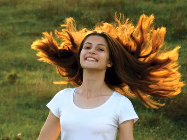 Hạn chế buộc tóc: Nếu bạn có một mái tóc dài, hãy buông xõa tự nhiên cho mái tóc thở. Việc buộc tóc quá chặt sẽ khiến do tóc dễ bị gãy rụng và hư tổn. 