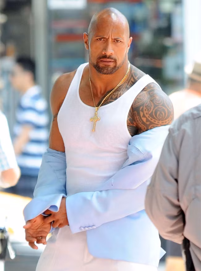 Johnson cho rằng, điều khiến mọi người thấy anh quyến rũ là nhờ tính cách hài hước, vui vẻ của mình. “Tôi nghĩ không chỉ cố để sexy mà còn nên trở thành một con người thú vị và tự tin trong những bộ phim của mình”. (Ảnh: Pinterest)