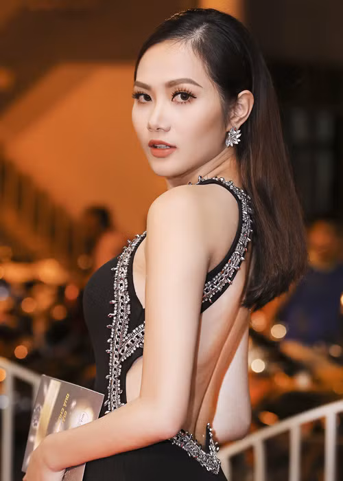 Diệu Linh tự tin khoe tấm lưng trần gợi cảm trước ống kính máy ảnh khi diện bộ đầm đuôi cá hở táo bạo này. 