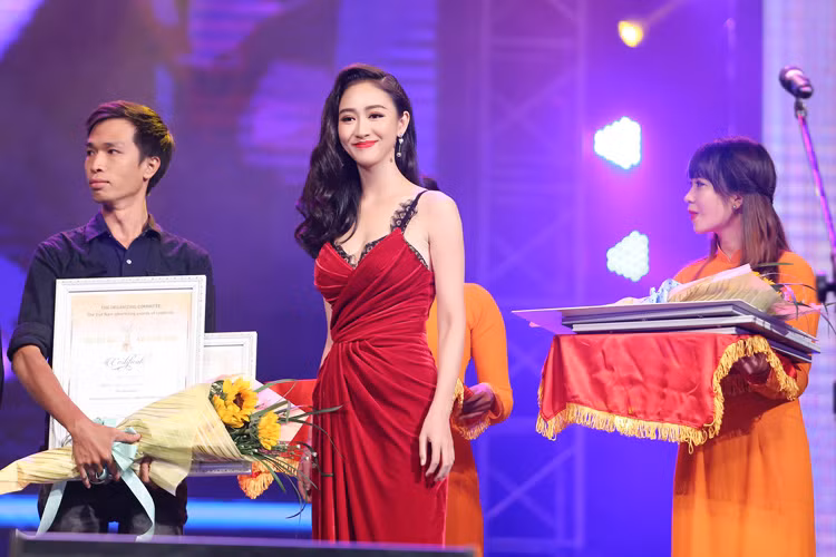 Tham gia sự kiện tối qua, Hà Thu và Diệu Linh còn vinh dự được mời lên công bố và trao giải.