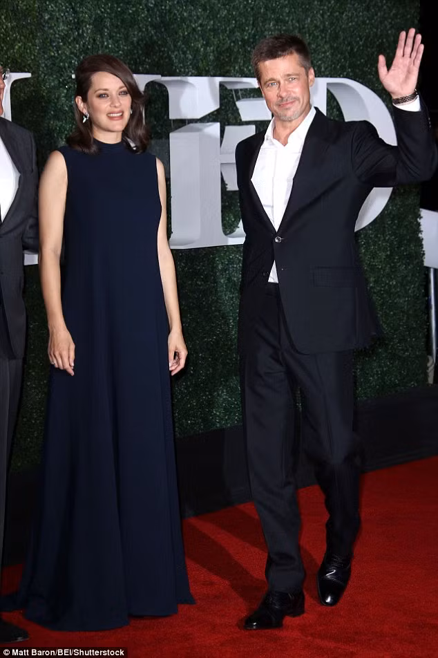 Tuy nhiên, Brad Pitt và bạn diễn Marion Cottilard hơi gượng gạo khi đứng cạnh nhau chụp ảnh bởi trước đó họ bị nghi là phim giả tình thật khiến hôn nhân của Pitt và Jolie chấm hết.