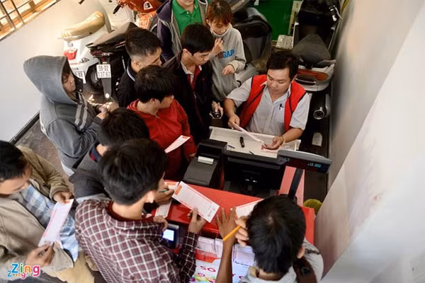 Với lượng khách mua ngày càng tăng, điểm bán liên tục mọc lên và số lượng phát hành mỗi kỳ có thể hơn 8 triệu vé thì theo các chuyên gia, mỗi đợt quay thưởng xổ số tự chọn đều sẽ có người trúng giải Jackpot. Ảnh: Lê Quân