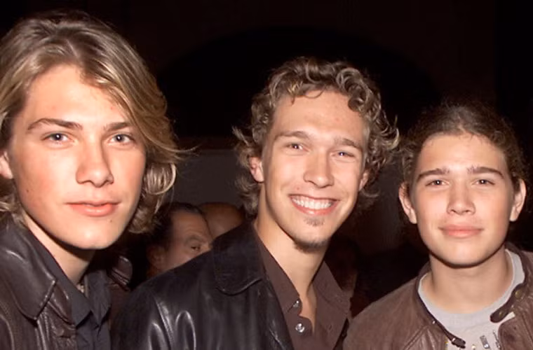 Không còn là những ngôi sao ca nhạc được săn đón như 20 năm về trước, giờ đây, ba anh em nhà Hanson lại cùng bạn bè mở một công ty bia ở Tulsa vào năm 2014 và sản xuất ra sản phẩm bia Mmmhops.