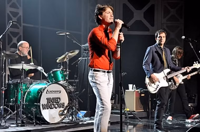 Nam ca sĩ, tay guitar Taylor Hanson còn tham gia nhóm nhạc rock Tinted Windows, nhóm này đã ra album từ năm 2009 và đi lưu diễn vào năm 2010.