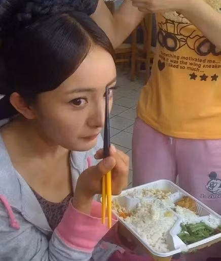 Dương Mịch đang ăn dở trên phim trường vẫn không quên tạo dáng chụp ảnh.