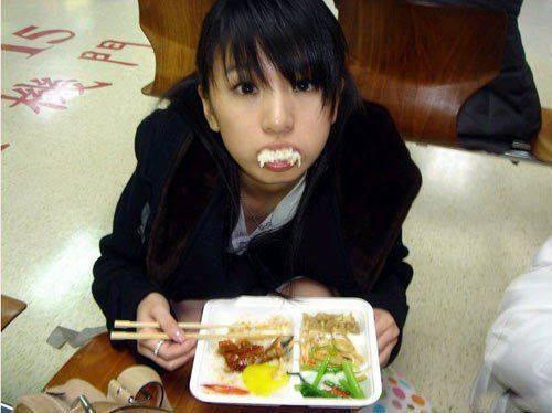 Hebe nhóm S.H.E nhí nhố chụp ảnh vui khi đang ăn ở phim trường.