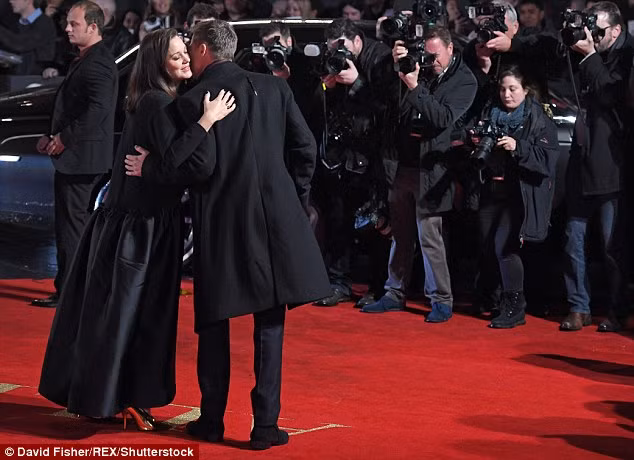 Cả hai diễn viên chính của Allied tỏ ra rất thoải mái khi bày tỏ tình cảm chốn đông người. Họ ôm, hôn má nhau tự nhiên hơn chứ không ngại ngùng như lần trước. (Ảnh: David Fisher)